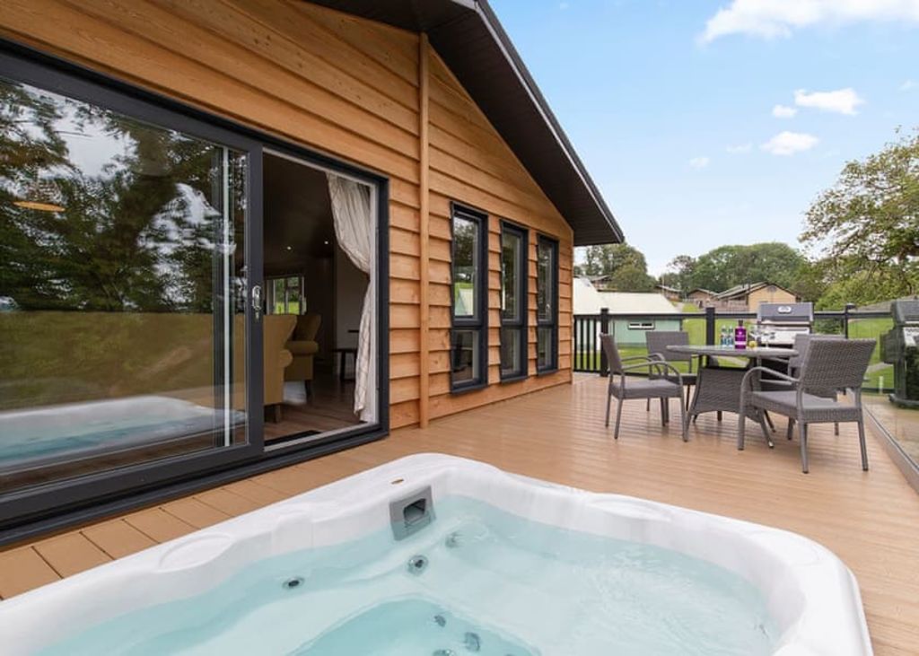 Super luxe Wales lodge w/hot tub! Sleeps 6 (pet friendly)